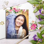 Anpassningsbar för vattenfärgsskript i bat mitzvah tack kort<br><div class="desc">Se till att din favorit Bat mitzvah visar hennes uppskattning för alla som stödde hennes milstolpe-händelse! Skicka ut det här sofistikerade, tack för personligen! En chic, bedövning, rosa och persikofärgad blommigt med vit skripttypografi och modern sans serif-typ täcker över det foto du väljer. Ytterligare vattenfärgade blommor och en guld-stjärna av...</div>