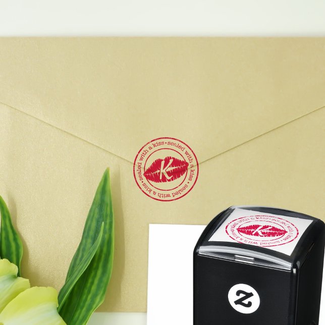 Anpassningsbar förseglad med kyssar i Frimärke Självfärgande Stämpel (Add your initial to this Sealed with a Kiss self inking stamp and get stamp happy with your kisses)