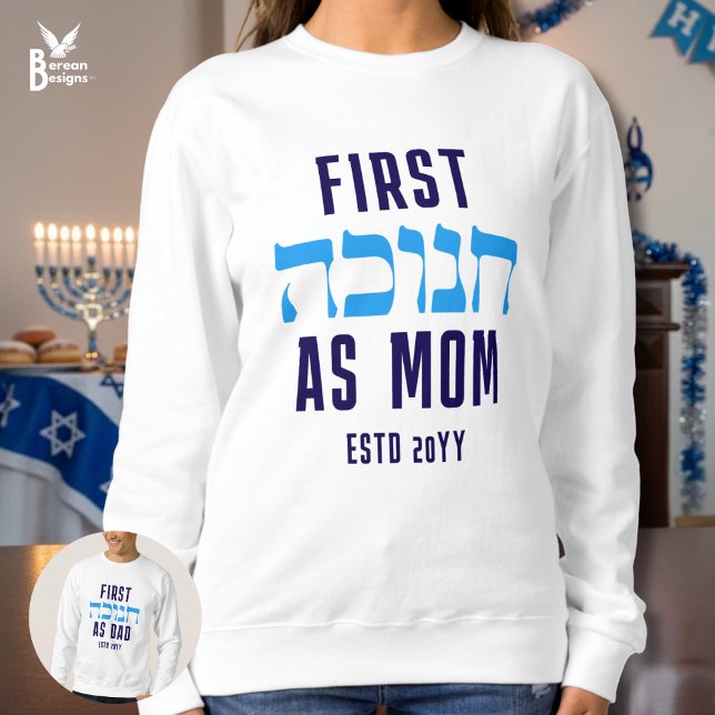 Anpassningsbar FÖRST HANUKKAH AS MAMMA Matching T Shirt (FIRST HANUKKAH AS MOM sweatshirt with CUSTOMIZABLE TEXT and Hebrew text. Ideal for new moms.)