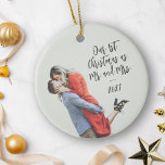 Anpassningsbar Första jul Mr. och Mrs. Photo Overl Julgransprydnad Keramik<br><div class="desc">Fira din första jul som Mr och Mrs med den här anpassningsbarna keramiska prydnadsföremål, med en fotoövertäckning och en kalligrafiskrift för trendiget. Den enkla och minimalistiska designen ger din helgdag en aning elegans och skapar den som en perfekt som är viktig för nya lyweds. Vare sig det är en gåva...</div>