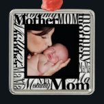 Anpassningsbar Första jul Ord Collage Photo Orname Julgransprydnad Metall<br><div class="desc">Lägg till ditt favoritbild för Instagram om du vill skapa ett vackert, unikt fotoornament. Ditt personliga foto omringades av en ord-kollage gräns av de många sätten att säga MAMMA. Perfekt för att skapa minnen och knappa bilder. Klicka på Anpassa om du vill lägga till ditt foto och skapa en unik...</div>