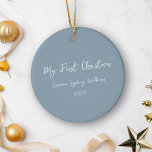Anpassningsbar Första julskript Baby Photo Blue Julgransprydnad Keramik<br><div class="desc">Fira din nyfödds första jul med den här personligen keramiska prydnadsföremål. På framsidan visas elegantens vita skripttext på en dammig blå bakgrund, som skapar ett sunt och festligt utseende. På baksidan, stolt visning ditt favoritfoto av ditt lilla, skapar det här prydnadsämnet som en omhuldad keepy i åratal till komen. Perfekt...</div>