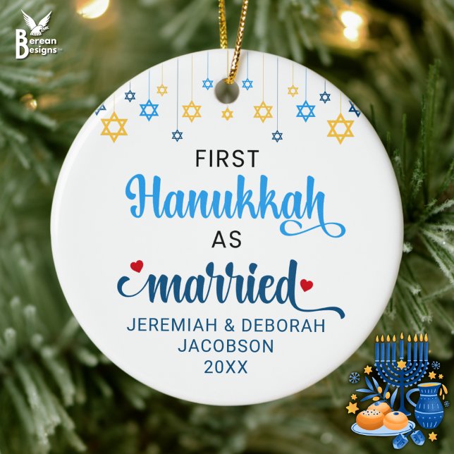 Anpassningsbar FÖRSTA MARRIED HANUKKAH Julgransprydnad Keramik (Stylish FIRST HANUKKAH AS MARRIED ornament for Jewish newlyweds. Great Mr & Mrs gift for couple)