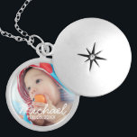 Anpassningsbar Foto med Namn och datum Silverpläterat Halsband<br><div class="desc">Skapa din egen personlig-fotogåva genom att lägga till ditt eget foto, från ditt älskade familjefoto till ditt foto, så att din design blir unik. Dekorera med eget namn och datum. Perfekt som baby-annonserbjudande, födelsedagspresent och gåva till särskilda tillfällen. Obs! Foton som visas på produkten är exempel på foton med vattenstämpel...</div>