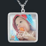 Anpassningsbar Foto med Namn och datum Silverpläterat Halsband<br><div class="desc">Skapa din egen personlig-fotogåva genom att lägga till ditt eget foto, från ditt älskade familjefoto till ditt foto, så att din design blir unik. Dekorera med eget namn och datum. Perfekt som baby-annonserbjudande, födelsedagspresent och gåva till särskilda tillfällen. Obs! Foton som visas på produkten är exempel på foton med vattenstämpel...</div>
