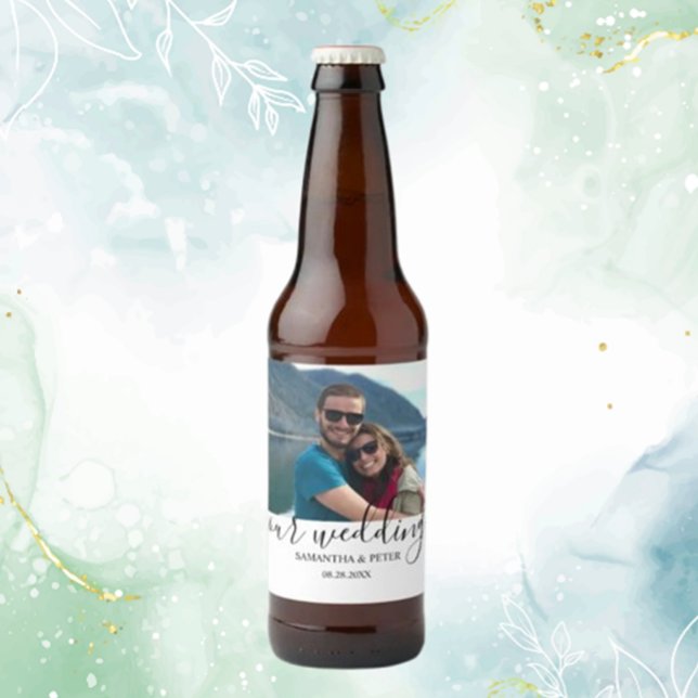 Anpassningsbar Foto Modern upplöst Bröllop Ölflaska Etikett (Create lasting memories with a custom photo modern relaxed wedding beer bottle label.)