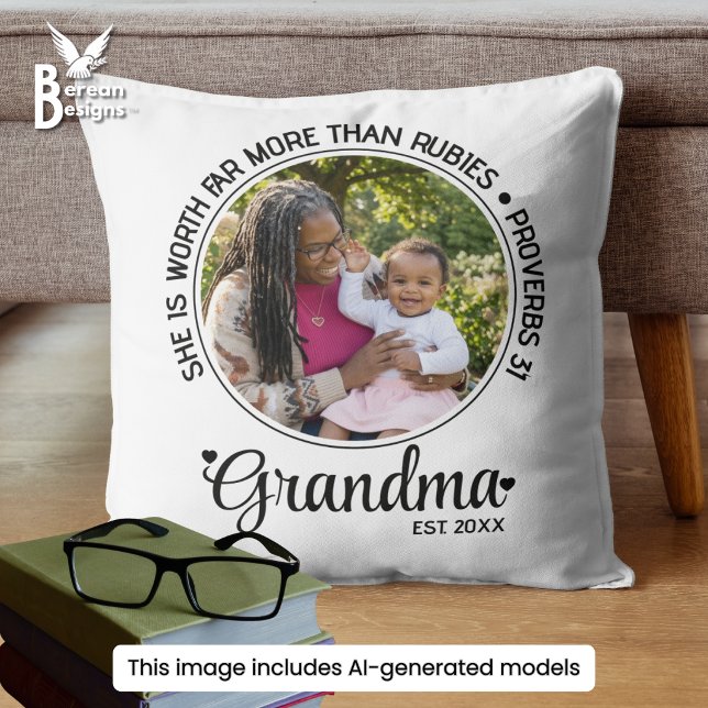 Anpassningsbar Foto MORMOR SEDAN Kudde (GRANDMA ESTABLISHED custom photo throw pillow in WHITE with customizable Christian text.)