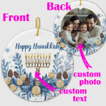 Anpassningsbar Foto & text Hanukkah Festival of Lj Julgransprydnad Keramik<br><div class="desc">Inledning av Personligen Hanukkah Menorah Ornament! Denna runda keramiska ornament är en perfekt för att ge din Hanukkah-firande ett snyggt drag. Framsidan har en vackert illustrerad menorah med tända ljus, omgiven av blå och vit löv, drömförebilder och David Stars. Texten "Lycklig Hanukkah" visas på en framträdande plats överst och kan...</div>