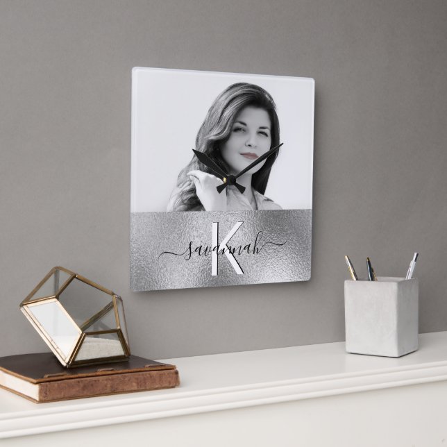 Anpassningsbar-fotomonogram silver namn-skript mod fyrkantig klocka (Kontor)