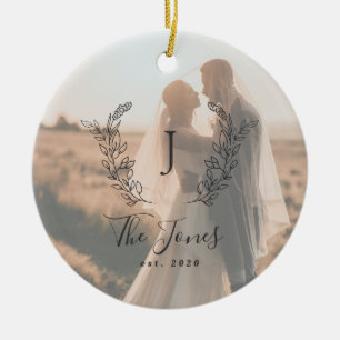 Anpassningsbar fotonyhetsweds namn monogram elegan julgransprydnad keramik