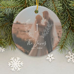 Anpassningsbar fotonyhetsweds namn monogram elegan julgransprydnad keramik<br><div class="desc">Anpassningsbar,  vit monogram initialt och namn med familjens etablerade chic för elegant med ornament för stil Julgran med fotoövertäckning.        En modern keepsaksgåva för nyfödda.</div>