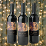 Anpassningsbar fotoskripttext gratulerar party sva vinflaska etikett<br><div class="desc">Anpassa och lägg till bild och en text. Ord Gratulerar är skrivet med ett modernt handskript i stil. Svart bakgrund,  vit text. För både honom och henne. För ett firande,  födelsedagar,  studenten,  bröllop.</div>