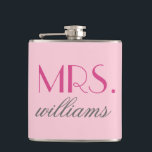 Anpassningsbar, fru Bröllop Flask | Bidragsgåvor Fickplunta<br><div class="desc">Anpassa den här snyggten med den framtida fru Gift efternamn. Perfektens gåva till en bachelorettfest! Rosa för magenta av BrightStor-hett,  kol-grått och ljust rosa färg kan anpassas med funktionen Anpassa den.</div>