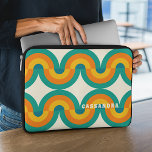 Anpassningsbar Funky Färgfyllda Retro-halvcirklar  Laptop Fodral<br><div class="desc">Vackra mörkar gult, orange, tårblått, färgad i havets grönt - geometriska halvcirklar vållar mönster på en elfenbensgräddvit bakgrund. Med utrymme att anpassa eller anpassa med ett namn-monogram eller initialer efter eget val. Ornat, elegant, snyggt och elektrodesign för finare konstnärliga mode, Artsy mode diva, populär höftledare, vintage retro art stil och...</div>