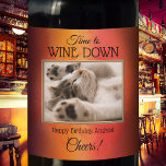 Anpassningsbar Funny Cat Photo Birthday Vin etiket Vinflaska Etikett<br><div class="desc">Vin-etikett med ditt eget anpassningsbar-foto som är framtaget av ett konstnärligt målat mönster med ro guld ram och dina anpassningsbar. Vackert för en födelsedag och vilken annan tillfälle som helst.</div>