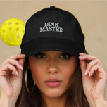 Anpassningsbar Funny Dink Master Gift Pickleball P Broderad Keps<br><div class="desc">Tittar du för perfekten till pickleball älskare? Den här "Dink Master"-designen är ett superskoj och ett tänkbart sätt att fira deras passion för spelet! Vare sig de är en säsongsspelare eller bara börjar med, är den här presenten ett leende för deras ansikte. Utformningen är perfekt för pickleball-entusiaster som kärlek ska...</div>