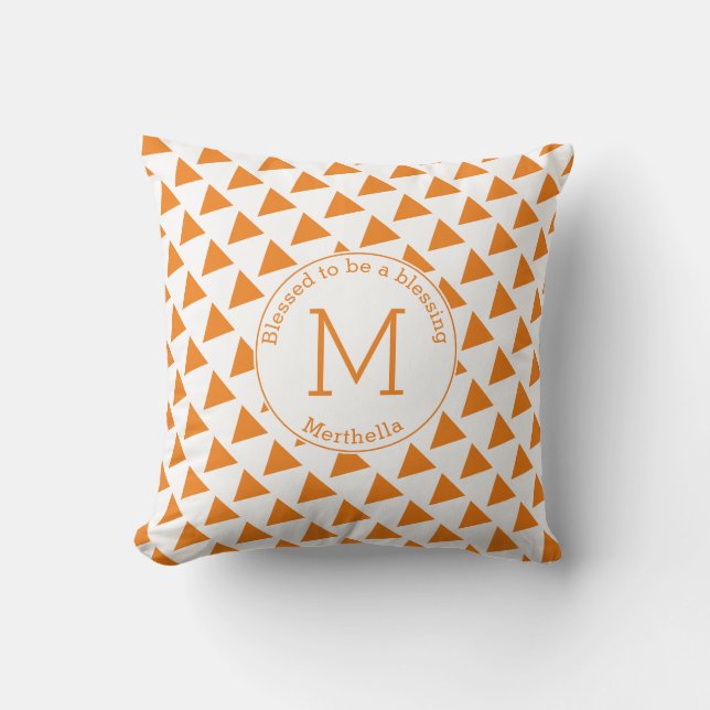 Anpassningsbar Geometric Triangles Monogram Orange Kudde (Framsida)