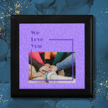 Anpassningsbar Gifts for Friends Flytta Away Viole Minnesask<br><div class="desc">Dagens uppriktiga farväl med vår presentlåda i Anpassningsbar Gaffes for Friends Flytta Away Violet, en personlig hyllning till vänner som ger sig in på nytt äventyr. Serene violet nyans betyder förändring och tillväxt, som sätter fart på resan framåt. Anpassa kartongen med din personliga beröring, oavsett om det är ett hjärtskärpt...</div>