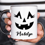 Anpassningsbar Girly Jack o lantern Pumpkin Ansikt Mugg<br><div class="desc">Fira Halloween i i stil med denna gigantiska anpassningsbar pumpa ansikte kaffe mugg som kan personlig med namn i svart manus. Den här jack o lantern-designen i roligt har en strålande toothy flin och fantastisk ögonfransar!</div>