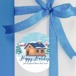 Anpassningsbar Glad helg Real Gods Company Gift Runt Klistermärke<br><div class="desc">Denna vackra anpassningsbar i gods-julfestens presentdekal är perfekt för ett realbolag i norr. Ett vackert hem teckning i ett hus som är fogat med snö och rök som kommer ut från skorsten bredvid grönt träd. En sfärare kan behålla Glad helg i kursiva skript eller anpassa sig med sina egna säsonhälsningar...</div>