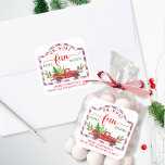 Anpassningsbar, Glad helg, Vintage Röda Lastbil Fyrkantigt Klistermärke<br><div class="desc">Vackra festiva vattenfärgsmönster med candy cane stil ram som innesluter bilden med vintage rött lastbil som bär Julgranar på baksidan, detaljer med grönt och holly och frasen "Oh What Roligt, glad helg" i en blandning av handskriven kalligrafi och blocktypografi. Anpassningsbar textområde på grund för ditt eget meddelande och namn. Samling...</div>