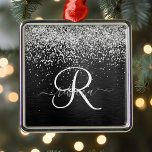 Anpassningsbar Glitter Black Gnistra Monogram Julgransprydnad Metall<br><div class="desc">Det är enkelt att anpassa trendigets elegant metall dekorationsdesign med söt silver mousserande glitter på en svart,  borstad metallisk bakgrund.</div>