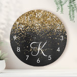 Anpassningsbar Glitter Black Gnistra Monogram Rund Klocka<br><div class="desc">Anpassa enkelt trendigets elegant- och klockdesign med söt guld mousserande glitter på en svart,  borstad metallisk bakgrund.</div>
