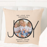 Anpassningsbar Grandchildren Namn Photo Grandma Kudde<br><div class="desc">Det här enkla och snyggt fotot dekorativ kudde för din mormor är dekorerat med ord JOY och säger "We Kärlek You Grandma" på en gräddbakgrund. Anpassade enkelt med ditt foto och barnbarns namn. Gör en perfekt till mormor.</div>