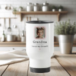 Anpassningsbar Grandma-Resemugg | "Du är min favor Resemugg<br><div class="desc">Firar mormors favoritstunder med den här resemuggen i personligen, med ett foto med en ram och det hjärtliga citatet "morma, du är min favorit". Av rostfritt stål med ett spilltåligt lock är detta 15 oz mugg idealiskt för dagliga pendlingar, mysiga kvällar eller tankfull gåva. Perfekt för Mor dag, födelsedagar eller...</div>