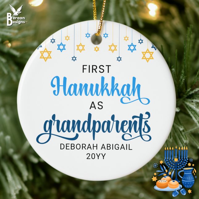 Anpassningsbar GRANDPARENTS FÖRSTA HANUKKAH Julgransprydnad Keramik (GRANDPARENTS' FIRST HANUKKAH ceramic ornament with CUSTOM name/year. Ideal first gift from grandbaby)