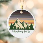 Anpassningsbar Grönt Forest Mountain Road Resa jul Julgransprydnad Keramik<br><div class="desc">Anpassa din egen familjs julprydnader i resa för att hedra minnet av en resa genom naturen i sommar eller fall. Anpassa med ditt efternamn under den gröna skogen av träd och mörka bergsolnedgång för en cool semesterkeepy för din utomhusgrupp.</div>