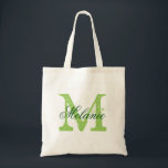 Anpassningsbar grönt monogram bröllop tote bags tygkasse<br><div class="desc">Personlig äpple grönt monogram bröllop till väskan för besättningen på bruden. Elegant namn logotyp design med monogrammad brev original- och snyggt-skript, kalligrafi-typografi. Tur vintage-presentidé för att bruden ska vara och mutor. Gör det för brudgummar, maid of honor, hedersbetygelse, budens mamma, mor i brudgummen, svärmor, blomsterflickor osv. Söt tuttar för roligt,...</div>
