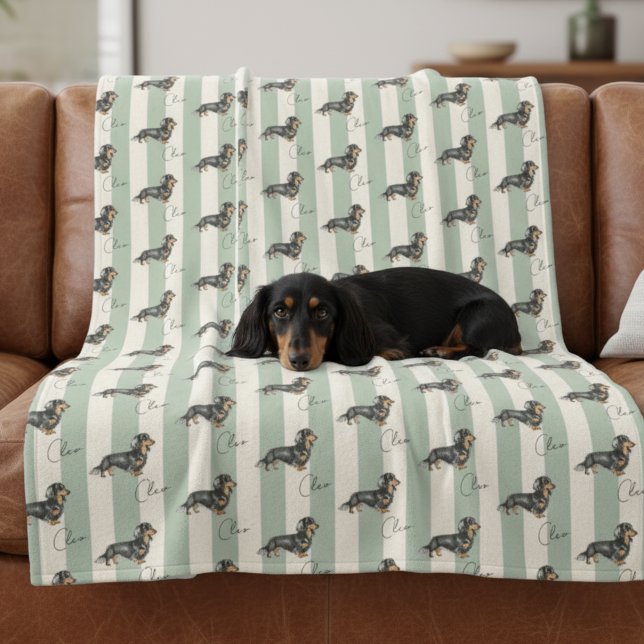 Anpassningsbar Grönt Rand Dachshund Pet Namn Fleecefilt (Get cozy with this "Custom Green Stripe Dachshund Pet Name Fleece Blanket"!)