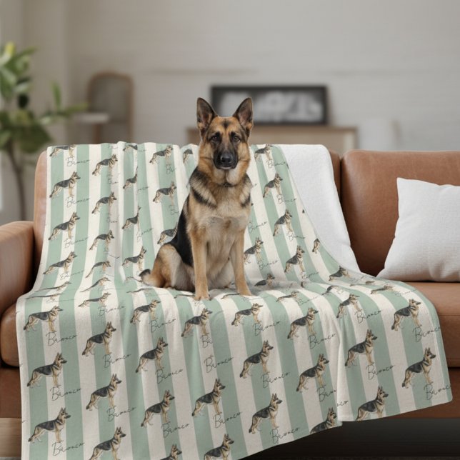 Anpassningsbar Grönt Rand tyska Shepherd Pet Namn Fleecefilt (Get cozy with this "Custom Green Stripe German Shepherd Pet Name Fleece Blanket"! )
