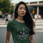 Anpassningsbar Grönt White Law School Studenten T Shirt<br><div class="desc">Den här anpassningsbar grönt-,  studenten t-shirt,  har vit typografi för en klass på 2025 student. Anpassa dig till ditt utbildningsår under rättvisans skalor för en minneshögtid för en underbar personlig till deras högskola eller universiteten.</div>