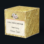 Anpassningsbar Guld & Blommigt Bath Bomb Product | Presentaskar<br><div class="desc">Luxutslitad presentlåda med guld-utseende för förpackningsbadbomber, eller andra produkter som är hemgjorda. Söt vit blomma och löv över velumutseende dubbla guld bakgrund och vitt vellum för att underlätta läsning av text. Texten kan redigeras helt och hållet. Klicka bara på "Anpassa" om du vill redigera informationen. Underbar för små företag eller...</div>