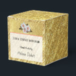 Anpassningsbar Guld & Blommigt Bath Bomb Product | Presentaskar<br><div class="desc">Luxutslitad presentlåda med guld-utseende för förpackningsbadbomber, eller andra produkter som är hemgjorda. Söt vit blomma och löv över velumutseende dubbla guld bakgrund och vitt vellum för att underlätta läsning av text. Texten kan redigeras helt och hållet. Klicka bara på "Anpassa" om du vill redigera informationen. Underbar för små företag eller...</div>