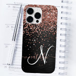 Anpassningsbar Guld Glitter Svarta Gnistran Monogr<br><div class="desc">Anpassa enkelt den här eleganten i trendig med -fodral som har söt ro guld mousserande faux glitter på en svart,  borstad metallisk bakgrund.</div>