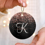 Anpassningsbar Guld Glitter Svarta Gnistran Monogr Julgransprydnad Keramik<br><div class="desc">Anpassa enkelt elegantens dekorationsdesign i trendig med söt ro guld mousserande glitter på en svart,  borstad metallisk bakgrund.</div>