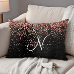 Anpassningsbar Guld Glitter Svarta Gnistran Monogr Prydnadskudde<br><div class="desc">Anpassa enkelt eleganten av dekorkuddar i trendiget med söt ro guld som gnidar glitter mot en svart,  borstad metallisk bakgrund.</div>