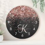 Anpassningsbar Guld Glitter Svarta Gnistran Monogr Rund Klocka<br><div class="desc">Anpassa enkelt trendigets elegant- och klockdesign med söt guld-mousserande glitter på en svart,  borstad metallisk bakgrund.</div>