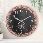 Anpassningsbar Guld Glitter Svarta Gnistran Monogr Stor Klocka<br><div class="desc">Anpassa elegantens klockdesign i trendig enkelt med söt ro guld mousserande glitter på en svart,  borstad metallisk bakgrund.</div>