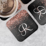 Anpassningsbar Guld Glitter Svarta Gnistran Monogr Underlägg Papper Kvadrat<br><div class="desc">Det är enkelt att anpassa den här eleganten på trendiget med papper underlägg med söt ro guld mousserande glitter på en svart,  borstad metallisk bakgrund.</div>