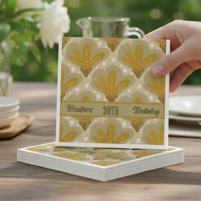 Anpassningsbar Guld Milestone 30 Blommigtens födel Pappersservett (Hand painted golden flowers with an area to customize make these paper napkins chic and cute)