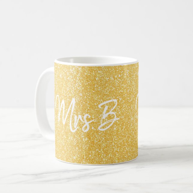 Anpassningsbar Gult Guld, fru Initial Glitter Kaffemugg (Framsida vänster)