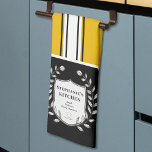 Anpassningsbar Gult White Black Rand Kökshandduk<br><div class="desc">Utformningen "Anpassningsbar Gult White Black Ränders" erbjuder ett fet, contemporary estetiskt utseende med sitt slående lodrät rand mönster i gult, vitt och svart. Den här mångsidiga designen är perfekt för produkter för hemdekorering, inklusive dekorativ kudde, sängkläder, gardiner, matta och väggkonst, som ger en elegant, modern beröring till alla insida. Perfekt...</div>