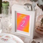 Anpassningsbar Hand Rosa Orange  Bordsnummer<br><div class="desc">Lägg till en personlig beröring till din bröllop-dekoration med vårt expertkort för Anpassningsbar Hand-skriftlig Stil Bröllop-Bordsnummer. Den här charmeringskortet är uppbyggd med kärlek och innehåller detaljer och har en unik, handritad utformning som ger dig lite stollig och elegans till ditt mottagande bord. Designad som mall för enkel anpassning av onlinen...</div>