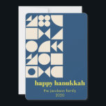 Anpassningsbar Hanukkah Blue Geometric Modern Uniq Julkort<br><div class="desc">Fira festivalen i Ljus med detta vackert designade Hanukkah-kort med ett modernt geometriskt mönster i kräm och marinblått. Perfekt för att dela varmt önskemål med familj och vänner. Med den här utformningen kombineras tidlös elegans med ett färskt, minimalistiskt stil. Anpassade med din familjs namn och år, är ett tänkbart sätt...</div>
