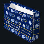 Anpassningsbar Hanukkah Blue Menorah Dreidel Mönst<br><div class="desc">Den vackra personligen Hanukkah party presentväskan i söt blå med en coola mönster av judenisstjärnan,  drömidel för roligt Chanukah-spel och den judiska menorah för helgdag. Anpassningsbar presentpåsar till Hanukah.</div>