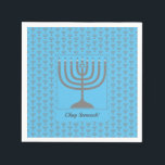 Anpassningsbar Hanukkah | MENORAH Papper Pappersservett<br><div class="desc">Anpassningsbar Hanukkah MENORAH Papper Napkins. Elegant himlar blue MENORAH Papper Napkins, som med faux silver grått menorah i ett ruttet mönster. I mitten finns en bild av en stor menorah som är ANPASSADE, så att du kan överföra din egen bild. Under texten står CHAG SAMEACH. Det här är också anpassade...</div>